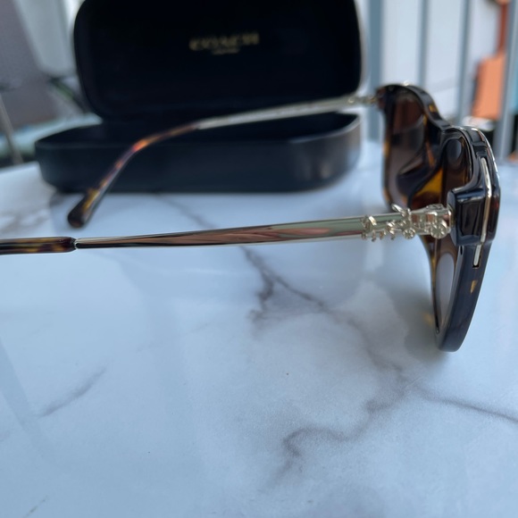 Coach Sunglasses HC 8279U 5120T5 new with case - Picture 3 of 4